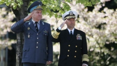 Kryekomandanti suprem i Komandës aleate mbi operacionet e NATO-s admirali James Stavridis (djathtas) dhe shefi i mbrojtjes gjeneral Simeon Simeonov.
